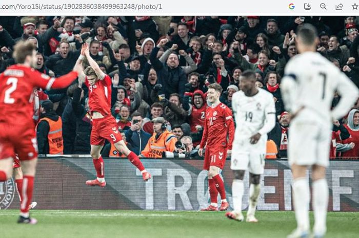 Rasmus Hojlund melakukan selebrasi siu di depan Cristiano Ronaldo.