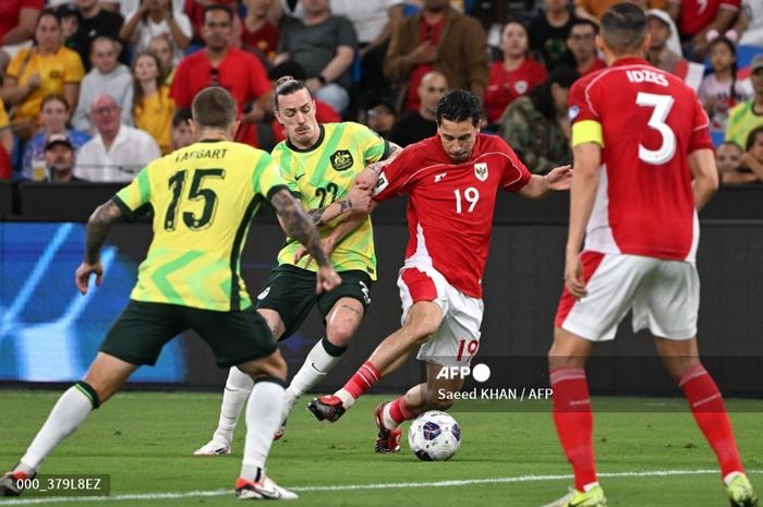 Pemain Indonesia, Thom Haye (tengah), berebut bola dengan pemain Australia Jackson Irvine dalam pertandingan Kualifikasi Piala Dunia 2026 zona Asia.