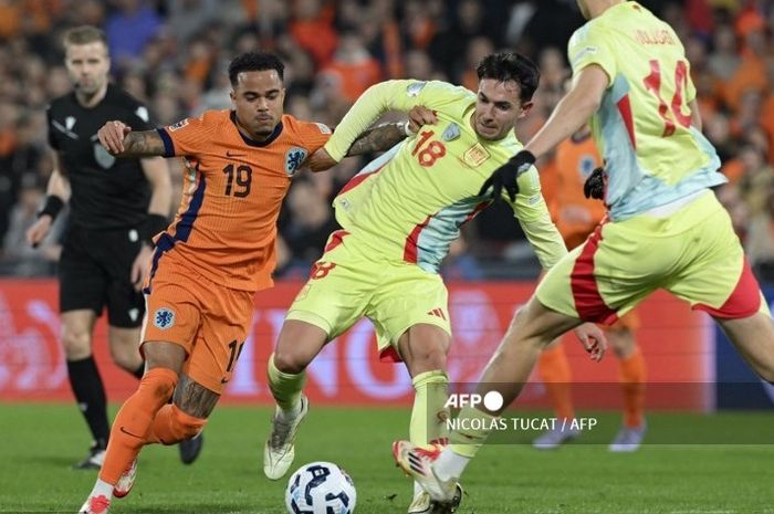 Gelandang serang Timnas Belanda, Justin Kluivert, tampak berebut bola dengan pemain Spanyol, Martin Zubimendi pada leg pertama perempat final UEFA Nations League.