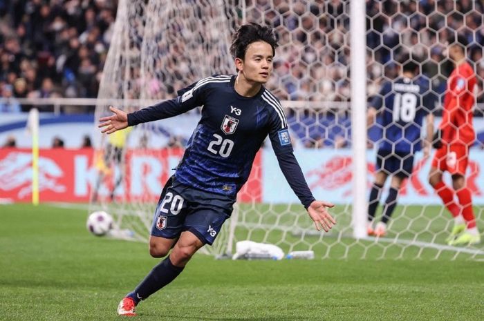 Selebrasi gelandang Jepang, Takefusa Kubo, usai menjebol gawang Bahrain pada laga Kualifikasi Piala Dunia 2026 Zona Asia, Kamis (20/3/2025) di Saitama.