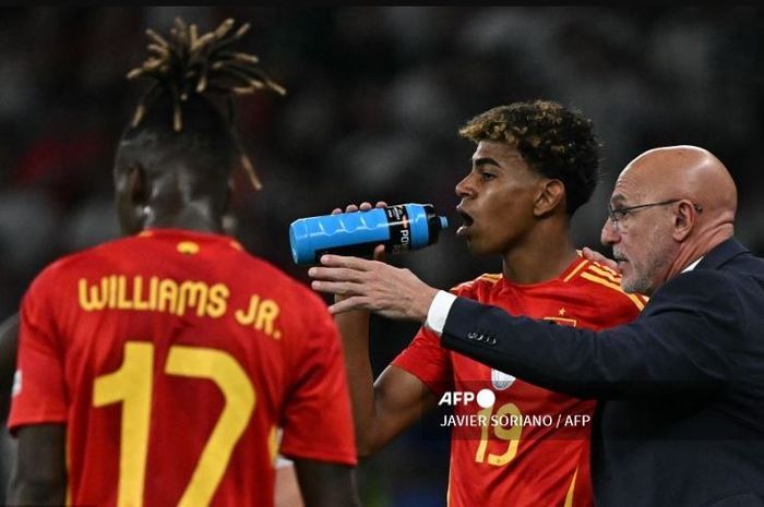 Pelatih timnas Spanyol, Luis de la Fuente (kanan), berbicara dengan Lamine Yamal dalam pertandingan final Euro 2024 melawan Inggris di Berlin (14/7/2024).