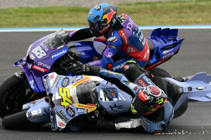 Pembalap BK8 Gresini Racing, Fermin Aldeguer (bawah), dan pembalap Prima Pramac Yamaha, Miguel Oliveira, terjatuh dalam balapan Sprint MotoGP Argentina di Sirkuit Termas de Rio Hondo, Santiago del Estero, Argentina, 15 Maret 2025.