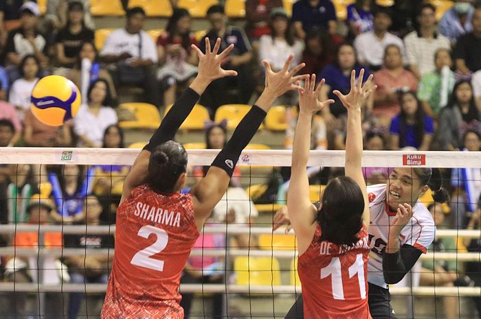 Opposite timnas voli Indonesia, Junaida Santi sedang melepaskan spike saat menghadapi Filipina