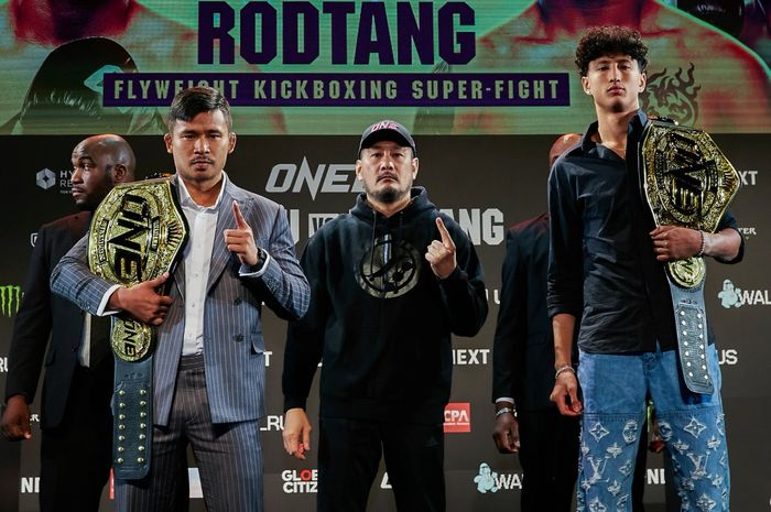 Nabil Anane (kanan) akan menghadapi Superlek Kiatmoo9 dalam laga penyatuan gelar kelas bantam Muay Thai ONE Championship dalam ajang ONE 172 pada Minggu (23/2/2025) di Saitama, Jepang.