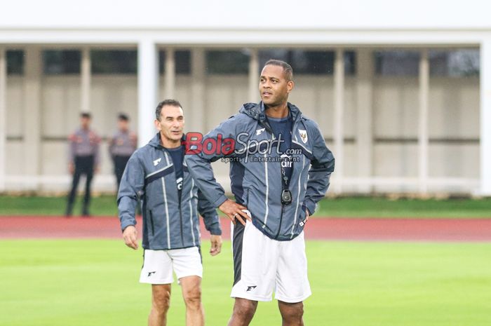Pelatih Timnas Indonesia, Patrick Kluivert, sedang memantau para pemainnya berlatih di Stadion Madya, Senayan, Jakarta, Sabtu (22/3/2025).