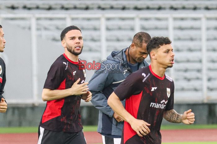 Calvin Verdonk (kiri) dan Dean James (kanan) sedang berlatih bersama Timnas Indonesia di Stadion Madya, Senayan, Jakarta, Sabtu (22/3/2025).