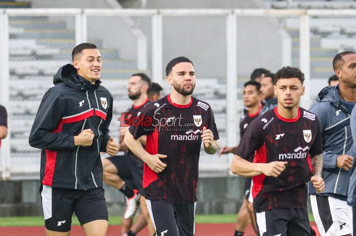 Calvin Verdonk (tengah) sedang berlatih bersama Timnas Indonesia di Stadion Madya, Senayan, Jakarta, Sabtu (22/3/2025).