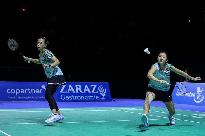 Ganda putri Indonesa, Febriana Dwipuji Kusuma/Amallia Cahaya Pratiwi, harus mengakui keunggulan juara Olimpiade, Jia Yi Fan, bersama pasangan baru, Zhang Shu Xian di semifinal Swiss Open 2025.