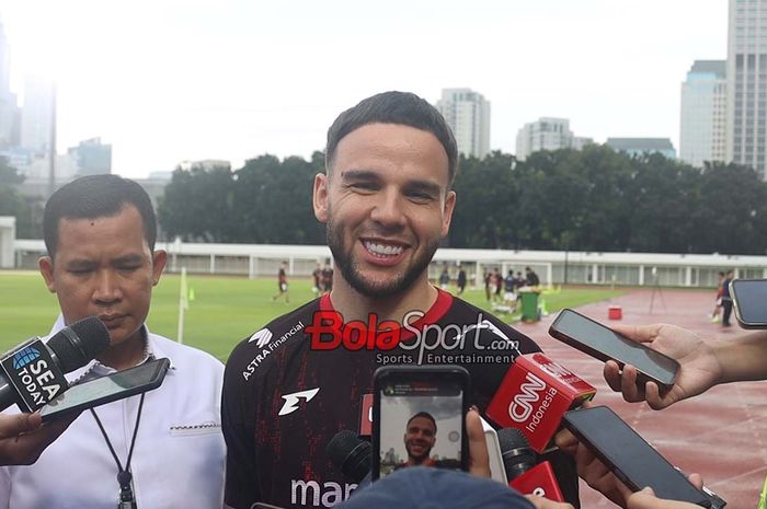 Pemain Timnas Indonesia, Calvin Verdonk, sedang memberikan keterangan kepada awak media di Stadion Madya, Senayan, Jakarta, Sabtu (22/3/2025).