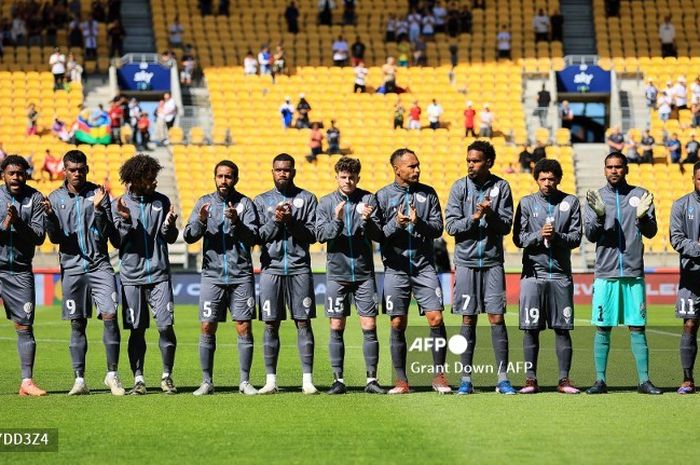 Para pemain Timnas Kaledonia Baru bertepuk tangan setelah menyanyikan lagu kebangsaan sebelum pertandingan semifinal Kualifikasi Piala Dunia 2026 zona Oseania melawan Timnas Tahiti.