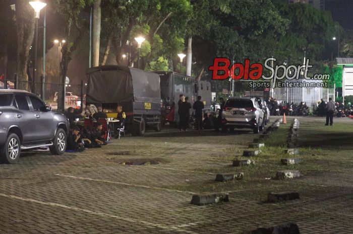 Sejumlah pihak kepolisian mengamankan latihan Timnas Bahrain di Lapangan A, Senayan, Jakarta, Sabtu (22/3/2025).