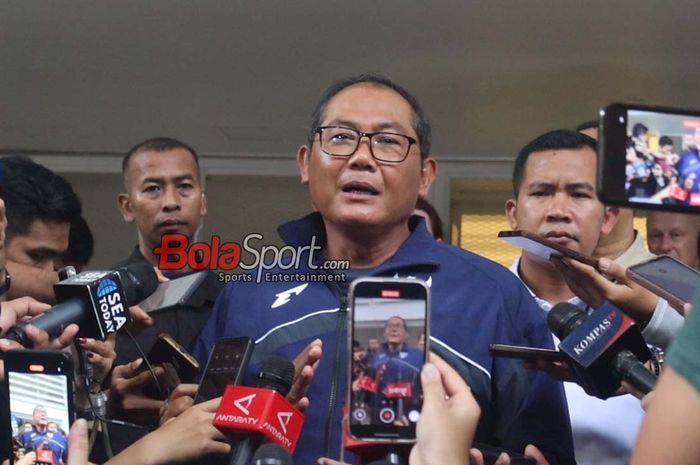 Manajer Timnas Indonesia, Sumardji, sedang memberikan keterangan kepada awak media di Stadion Madya, Senayan, Jakarta, Sabtu (22/3/2025).