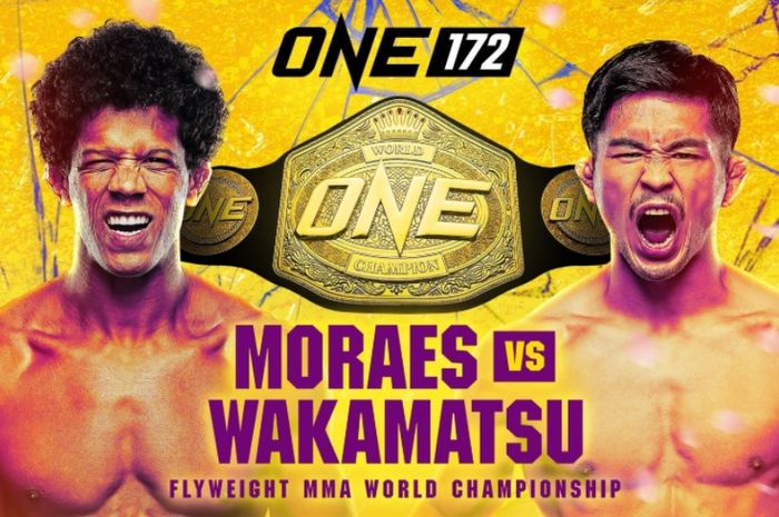 Yuya Wakamatsu (kanan) berhasil menjadi juara baru kelas terbang MMA ONE Championship setelah menang KO atas Adriano Moraes di ONE 172, Minggu (23/3/2025) di Saitama.