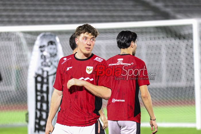 Penyerang Timnas Indonesia Ole Romeny kembali bergabung dalam latihan skuad Garuda jelang lawan Bahrain, di Stadion Madya, Senayan, Jakarta, Minggu (23/3/2025).