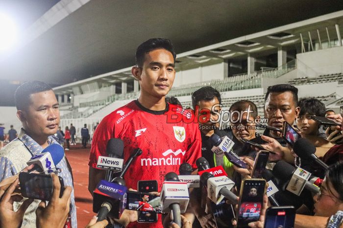 Bek Timnas Indonesia, Rizky Ridho, sedang memberikan keterangan kepada awak media di Stadion Madya, Senayan, Jakarta, Minggu (23/3/2025).