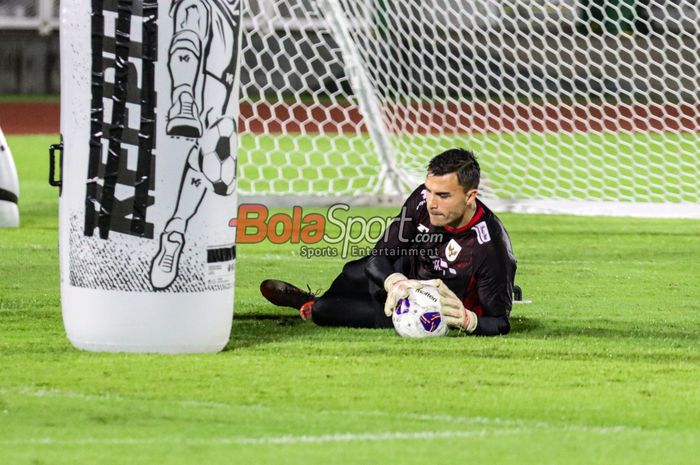 Emil Audero sedang menangkap bola dalam sesi latihan bersama Timnas Indonesia di Stadion Madya, Senayan, Jakarta, Minggu (23/3/2025).