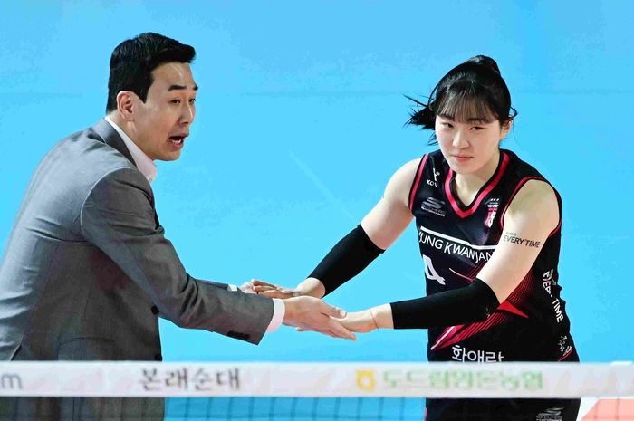 Pelatih Daejeon JungKwanJang Red Sparks, Ko Hee-jin dan Jeon Da-bin pada pertandingan Liga Voli Korea