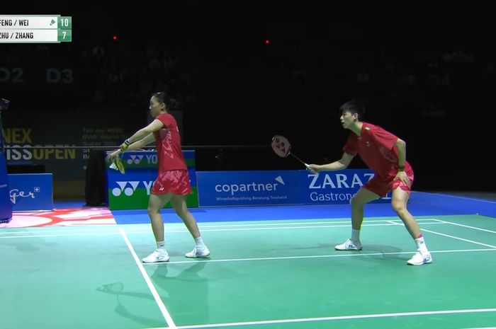 Ganda campuran China, Feng Yan Zhe/Wei Ya Xin bersiap melakukan servis pada final Swiss Open 2025 di St. Jakobshalle, Basel, Swiss, Minggu (23/3/2025).