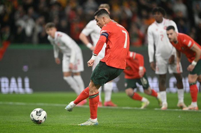 Cristiano Ronaldo gagal mencetak gol penalti saat Portugal melawan Denmark pada leg 2 babak perempat final UEFA Nations League 2024-2025 di Estadio Jose Alvalade, Minggu (23/3/2025).