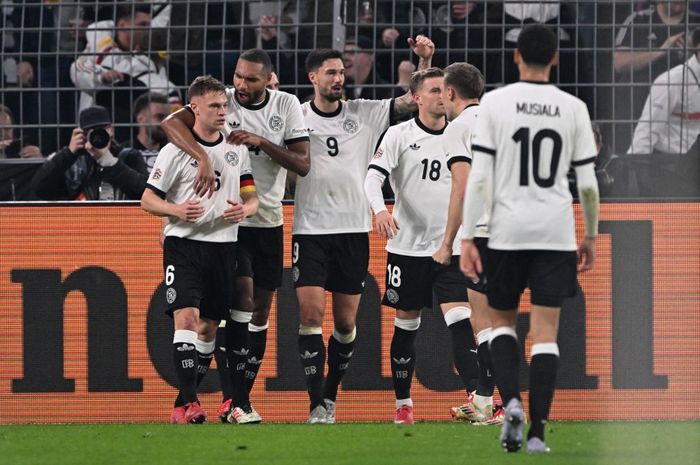 Joshua Kimmich (kiri) merayakan gol untuk timnas Jerman ke gawang timnas Italia pada perempat final UEFA Nations League di Signal Iduna Park, Dortmund (23/3/2025).