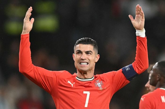 Cristiano Ronaldo berhasil membawa Portugal lolos ke babak semifinal UEFA Nations League 2024-2025 meski sempat kelelahan mencetak gol ke-929 setelah mengalahkan Denmark di Stadion Jose Alvalade (23/3/2025).