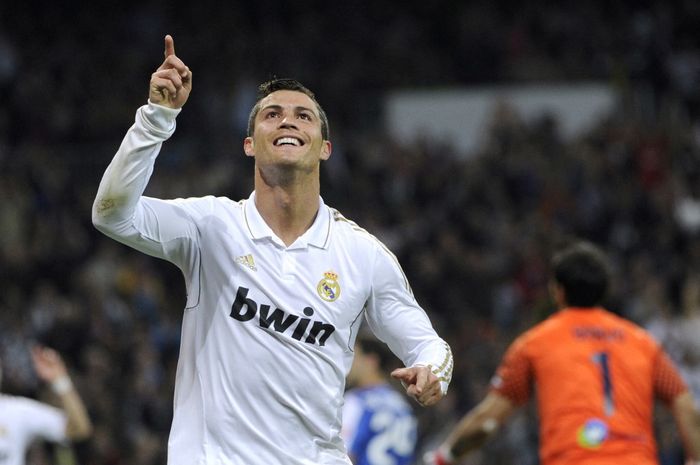 Cristiano Ronaldo mencetak gol ke-100 di LaLiga saat Real Madrid mengalahkan Real Sociedad 5-1 di Santiago Bernabeu pada 24 Maret 2012.