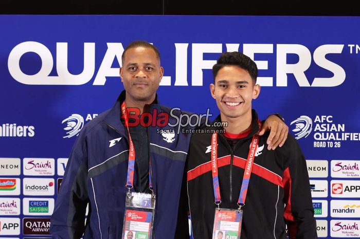 Pelatih Timnas Indonesia, Patrick Kluivert (kiri) dan pemainnya bernama Marselino Ferdinan (kanan) sedang foto bersama seusai sesi jumpa pers di Media Center Stadion Gelora Bung Karno, Senayan, Jakarta, Senin (24/3/2025).