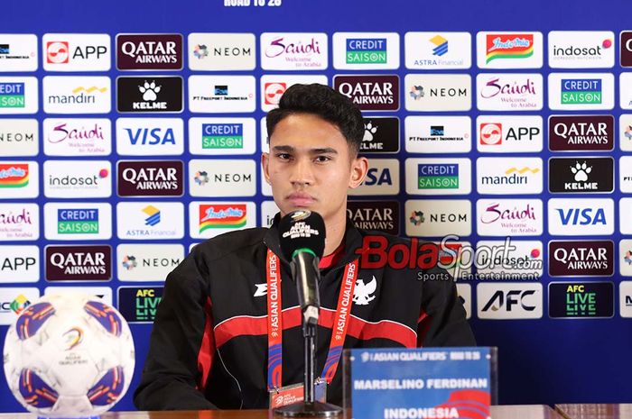 Pemain Timnas Indonesia, Marselino Ferdinan, sedang memberikan keterangan kepada awak media di Media Center Stadion Gelora Bung Karno, Senayan, Jakarta, Senin (24/3/2025).