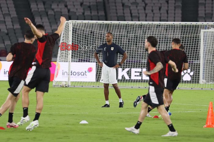Pelatih Timnas Indonesia Patrick Kluivert sedang memantau para pemainnya berlatih di Stadion Gelora Bung Karno, Senayan, Jakarta, Senin (24/3/2025).