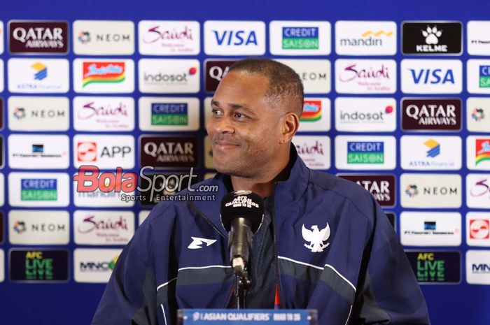 Pelatih Timnas Indonesia, Patrick Kluivert, sedang memberikan keterangan kepada awak media di Media Center Stadion Gelora Bung Karno, Senayan, Jakarta, Senin (24/3/2025).