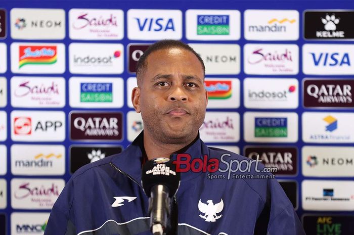 Pelatih Timnas Indonesia, Patrick Kluivert, sedang memberikan keterangan kepada awak media di Media Center Stadion Gelora Bung Karno, Senayan, Jakarta, Senin (24/3/2025).