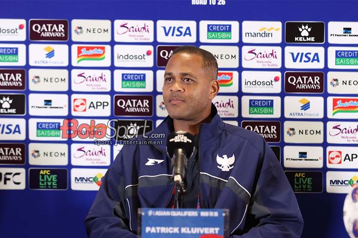 Pelatih Timnas Indonesia, Patrick Kluivert, sedang memberikan keterangan kepada awak media di Media Center Stadion Gelora Bung Karno, Senayan, Jakarta, Senin (24/3/2025).