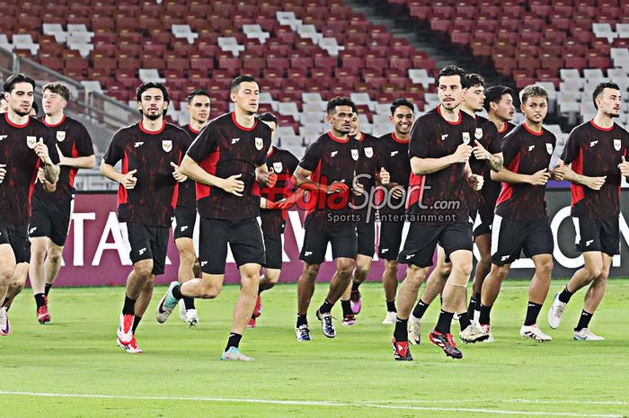 Sejumlah pemain Timnas Indonesia sedang menjalani sesi latihan di Stadion Gelora Bung Karno, Senayan, Jakarta, Senin (24/3/2025).