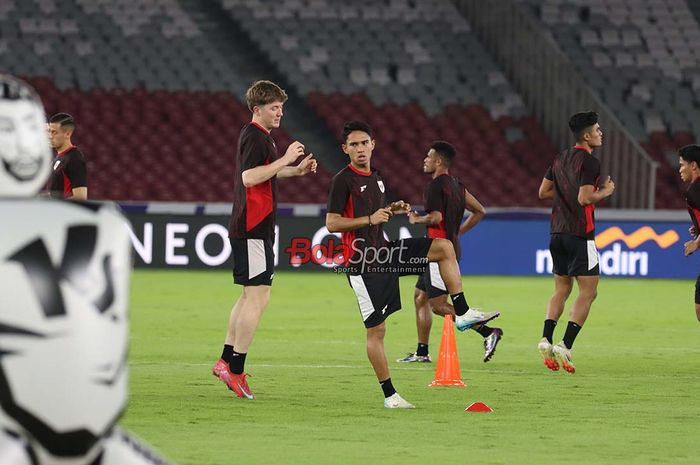 Marselino Ferdinan (tengah) sedang berlatih bersama Timnas Indonesia di Stadion Gelora Bung Karno, Senayan, Jakarta, Senin (24/3/2025).