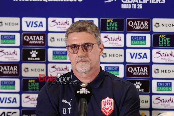 Pelatih Timnas Bahrain, Dragan Talajic, sedang memberikan keterangan kepada awak media di Media Center Stadion Gelora Bung Karno, Senayan, Jakarta, Senin (24/3/2025).