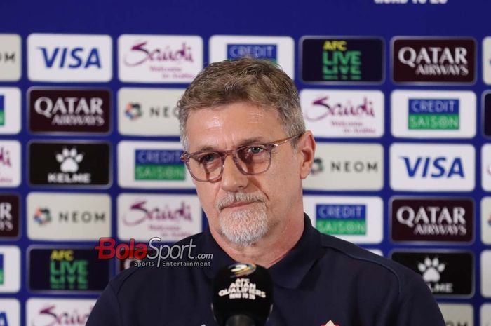 Pelatih Timnas Bahrain, Dragan Talajic, sedang memberikan keterangan kepada awak media di Media Center Stadion Gelora Bung Karno, Senayan, Jakarta, Senin (24/3/2025).