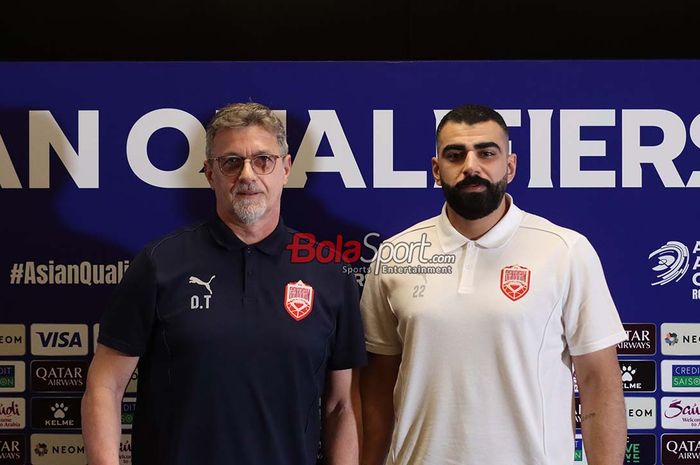 Pelatih Timnas Bahrain, Dragan Talajic (kiri) dan pemainnya bernama Ebrahim Lutfalla (kanan) sedang foto bersama seusai sesi jumpa pers di Media Center Stadion Gelora Bung Karno, Senayan, Jakarta, Senin (24/3/2025).
