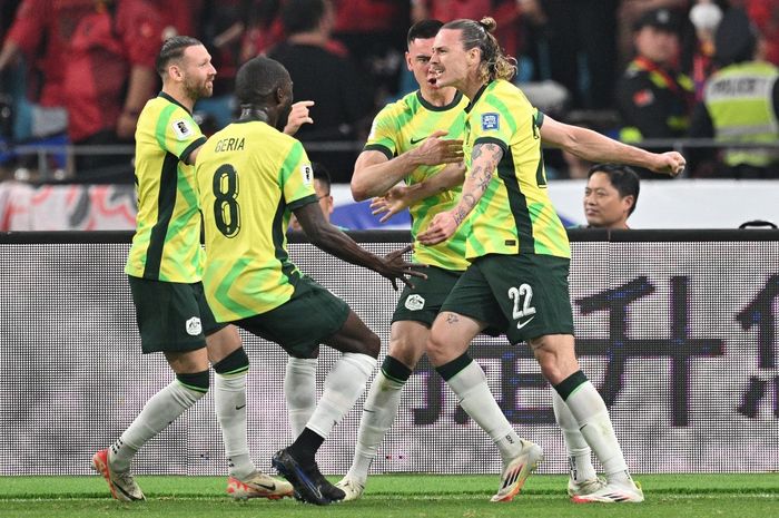 Pemain Australia Jackson Irvine (kanan) merayakan gol bersama rekan satu timnya selama pertandingan Kualifikasi Piala Dunia 2026 antara China Vs Australia di Stadion Pusat Olahraga Olimpiade Hangzhou di Hangzhou, provinsi Zhejiang, China Timur pada tanggal 25 Maret 2025.