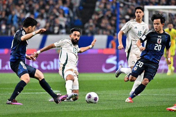 Kubo (kanan) selama pertandingan kualifikasi Piala Dunia FIFA 2026 antara Jepang dan Arab Saudi di Stadion Saitama pada tanggal 25 Maret 2025. (Foto oleh Kazuhiro NOGI / AFP).