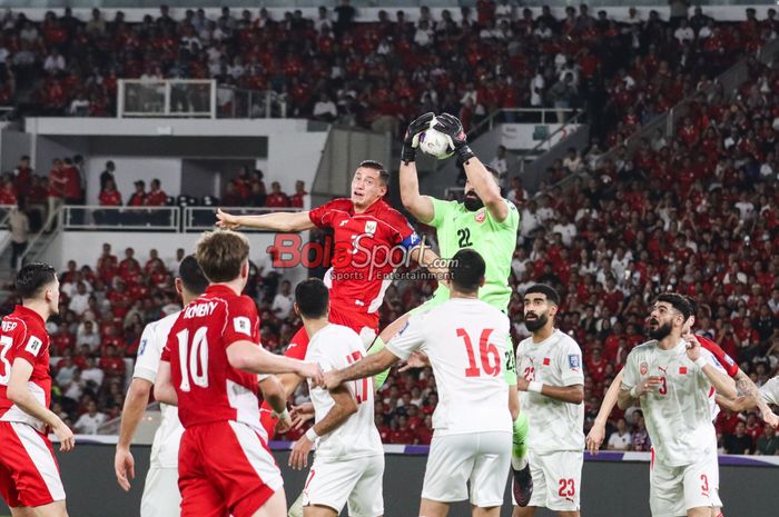 Jay Idzes berduel dengan kiper Ebrahim Lutfalla saat Timnas Indonesia melawan Bahrain di Kualifikasi Piala Dunia 2026, Selasa (25/3/2025). 