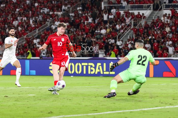 Ole Romeny membobol Ebrahim Lutfalla dalam laga timnas Indonesia vs Bahrain di Kualifikasi Piala Dunia 2026, Selasa (25/3/2025). 