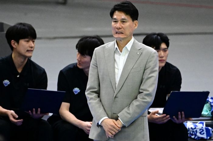 Ekspresi pelatih Suwon Hyundai E&amp;C Hillstate, Kang Sung-gyunh, dalam laga pertama semifinal Playoff Liga Voli Korea di Suwon Gymnasium, Selasa (25/3/2025).
