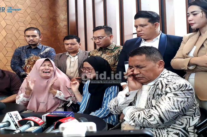 Hotman Paris bersama keluarga polisi korban penembakan di Lampung saat konferensi pers di Kelapa Gading, Jakarta Utara, Selasa (25/3/2025).