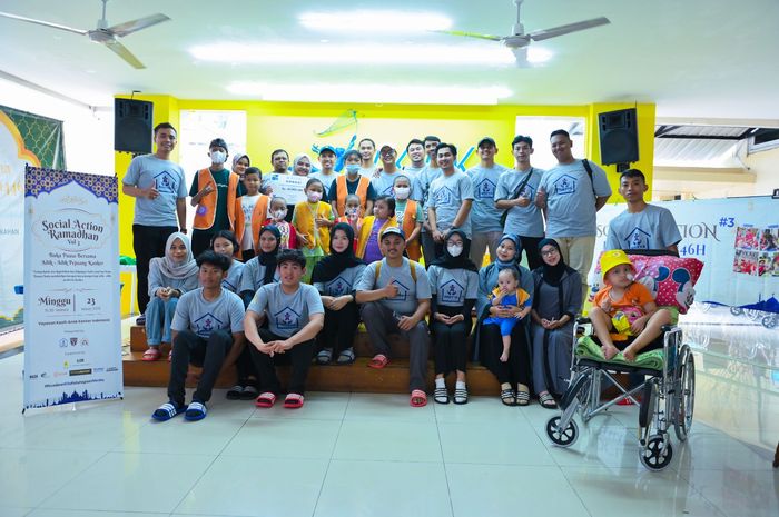 Komunitas fun football Abbiyya FC menyerahkan bentuk donasi kepada Yayasan Kanker Anak Indonesia