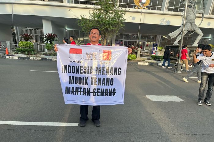 Suporter Timnas Indonesia, Samsul Bahri, memutuskan untuk menunda mudik demi nonton Jay Idzes dkk