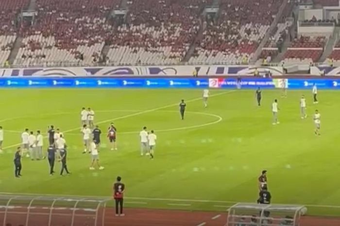 Para pemain Bahrain masuk ke dalam lapangan SUGBK dan diteriaki mafia