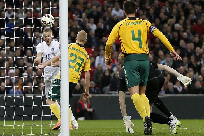 Harry Kane (kiri), mencetak gol hanya 80 detik setelah dimainkan dalam laga debutnya untuk Timnas Inggris pada 27 Maret 2015 di Wembley, London.