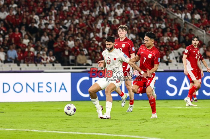 Marselino Ferdinan (kanan) sedang berusaha merebut bola dalam laga lanjutan babak penyisihan Grup C Kualifikasi Piala Dunia 2026 zona Asia antara Timnas Indonesia versus Timnas Bahrain di Stadion Utama Gelora Bung Karno, Senayan, Jakarta, Selasa (25/3/2025).