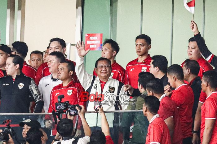 Presiden Republik Indonesia, Prabowo Subianto (tengah), sedang menonton laga lanjutan babak penyisihan Grup C Kualifikasi Piala Dunia 2026 zona Asia antara Timnas Indonesia versus Timnas Bahrain di Stadion Utama Gelora Bung Karno, Senayan, Jakarta, Selasa (25/3/2025).