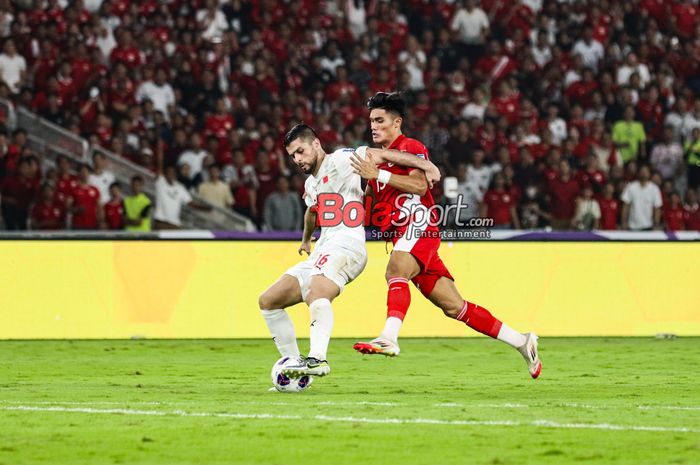 Ramadhan Sananta (kanan) sedang berusaha merebut bola dalam laga lanjutan babak penyisihan Grup C Kualifikasi Piala Dunia 2026 zona Asia antara Timnas Indonesia versus Timnas Bahrain di Stadion Utama Gelora Bung Karno, Senayan, Jakarta, Selasa (25/3/2025).